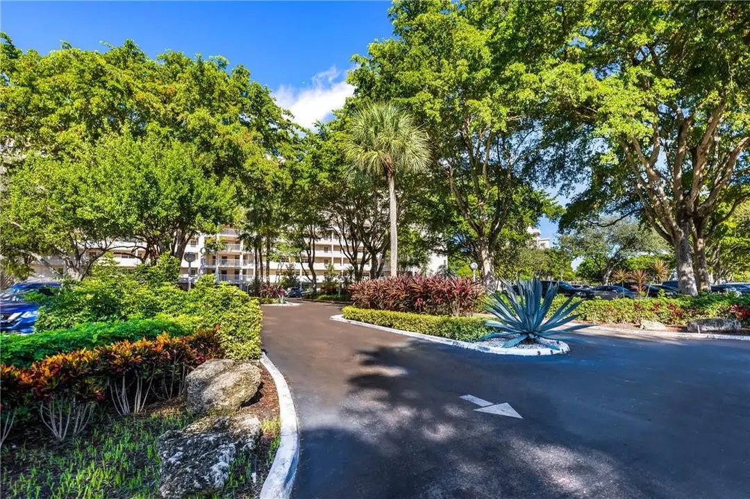 605 OAKS Drive 104, Pompano Beach, FL 33069