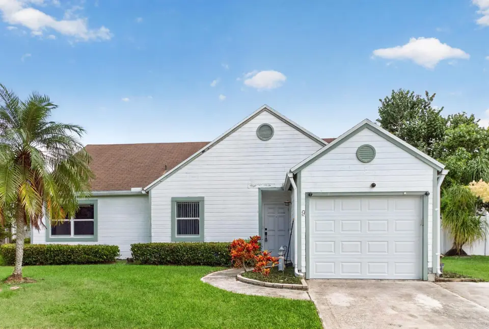 9 CEDAR Circle, Boynton Beach, FL 33436
