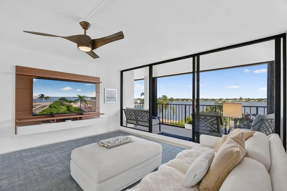 130 LAKESHORE 323, North Palm Beach, FL 33408