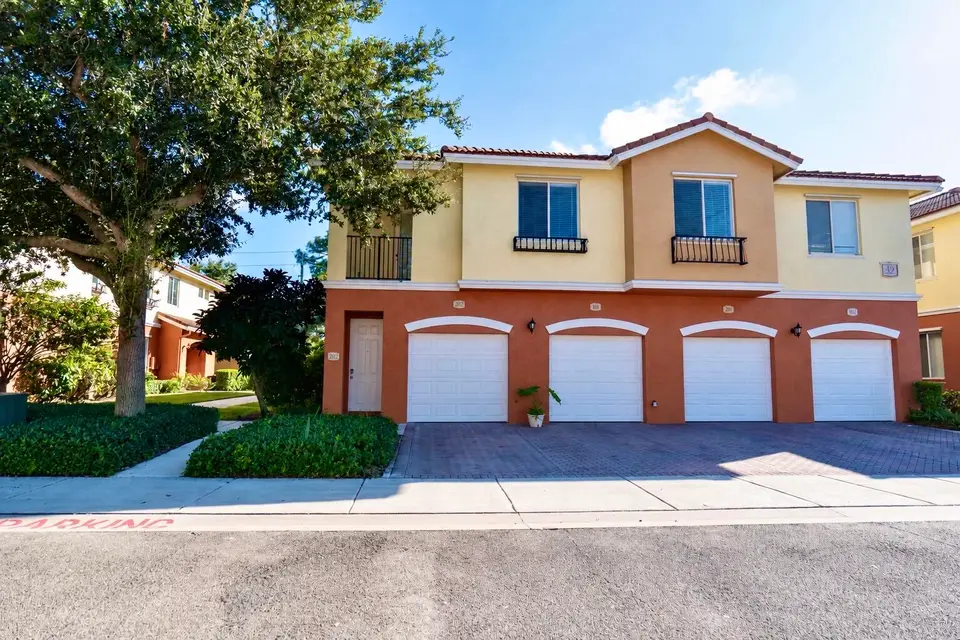 49 SE SEDONA Circle 202, Stuart, FL 34994