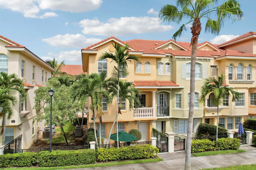 2548 Gardens Parkway - END UNIT