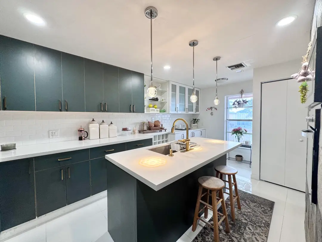 Kitchen Island w Breakfast bar