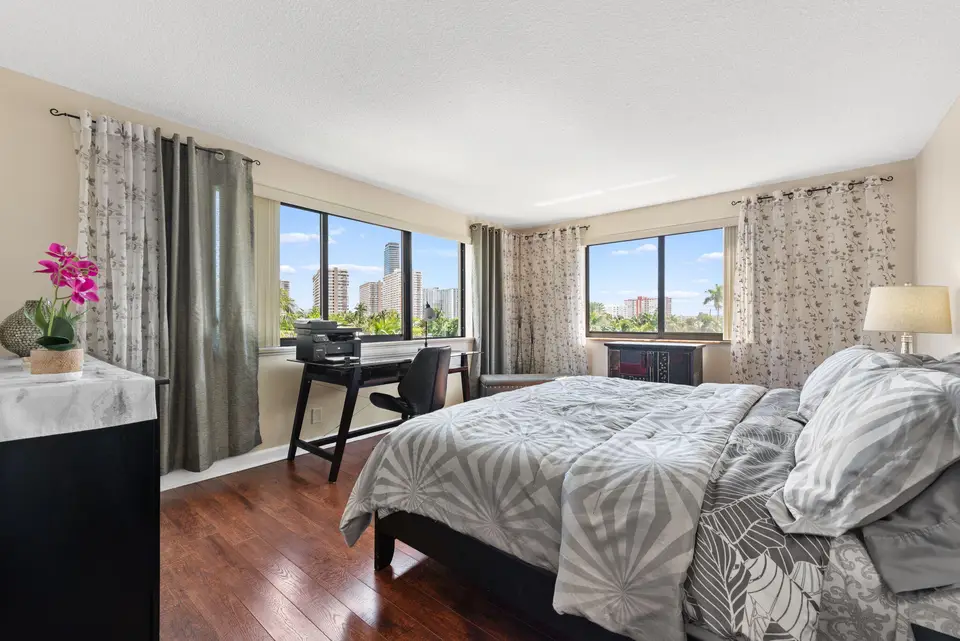 301 GOLDEN ISLES Drive 401, Hallandale Beach, FL 33009