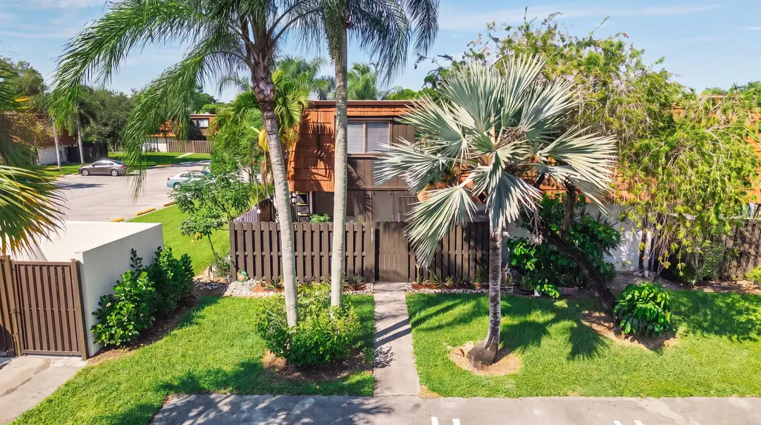 2185 WHITE PINE Circle C, Greenacres, FL 33415