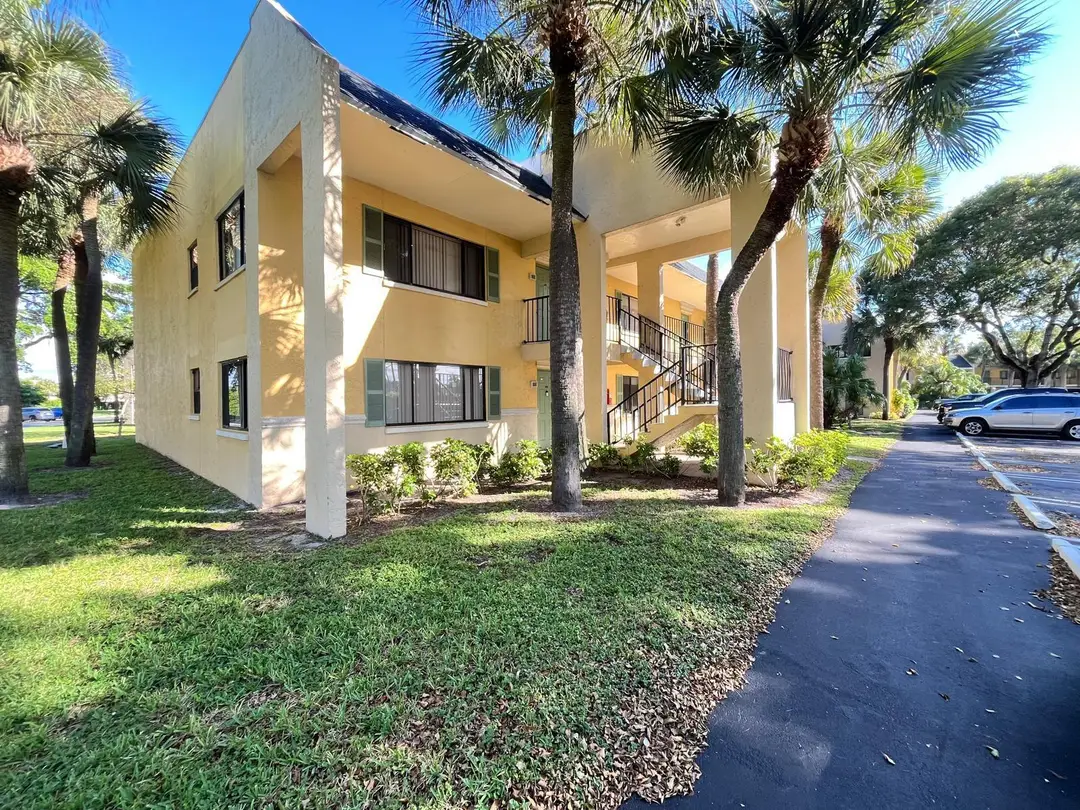 118 Meadows Circle, Boynton Beach, FL 33436