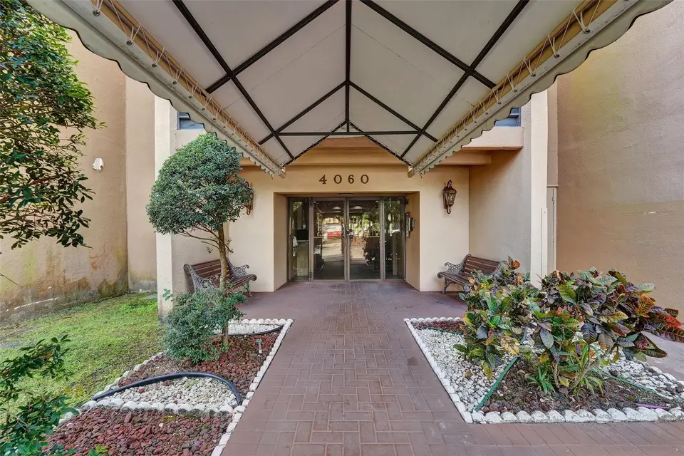 4060 N Hills Drive 32, Hollywood, FL 33021