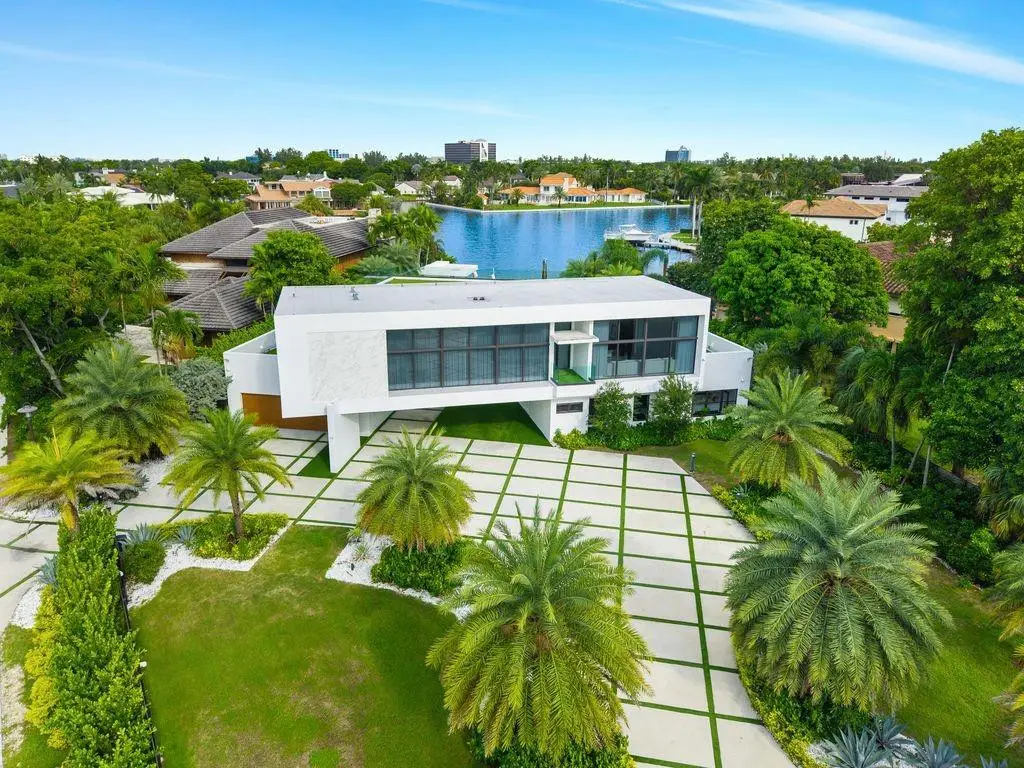 19 Gatehouse Road, Sea Ranch Lakes, FL 33308