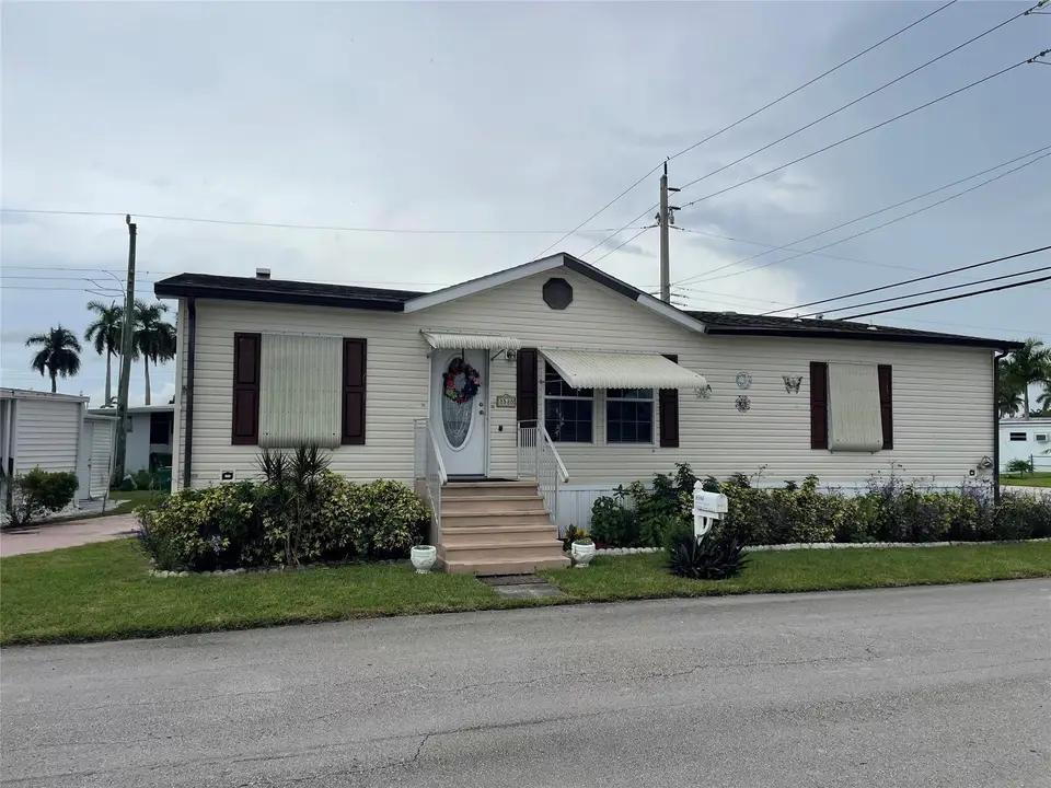 8580 SW 17th Street, Davie, FL 33324