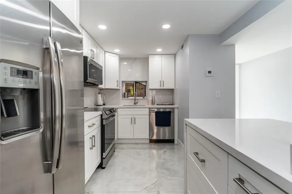 9523 S Hollybrook Lake Drive 102, Pembroke Pines, FL 33025
