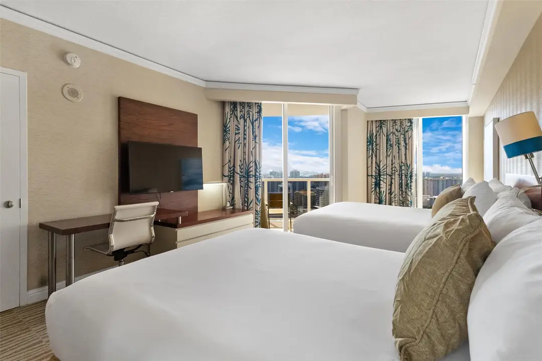 2 queen beds with a view
