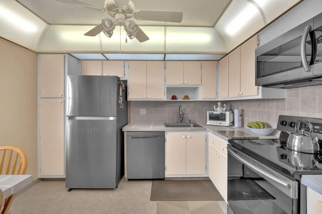 605 Oaks Drive 907, Pompano Beach, FL 33069