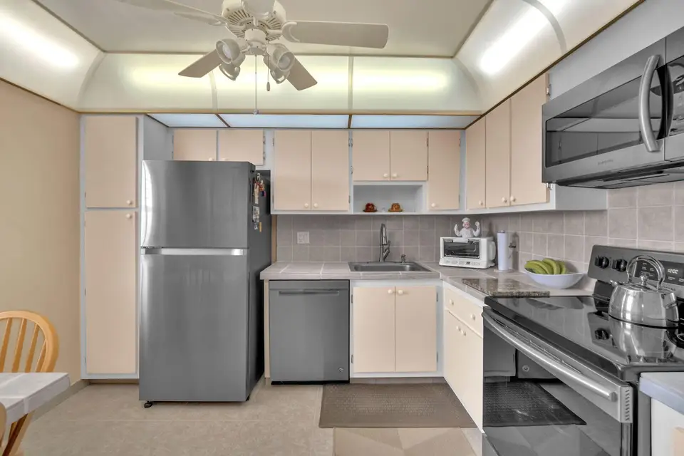 605 Oaks Drive 907, Pompano Beach, FL 33069