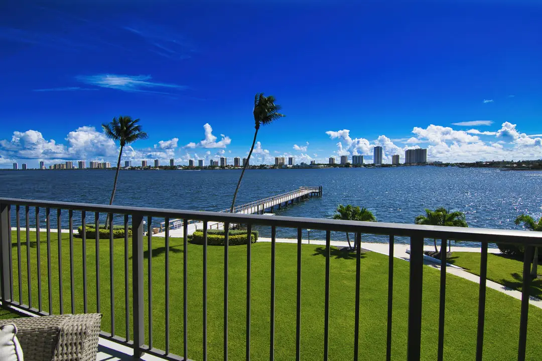3040 Lake Shore Drive 305, Riviera Beach, FL 33404