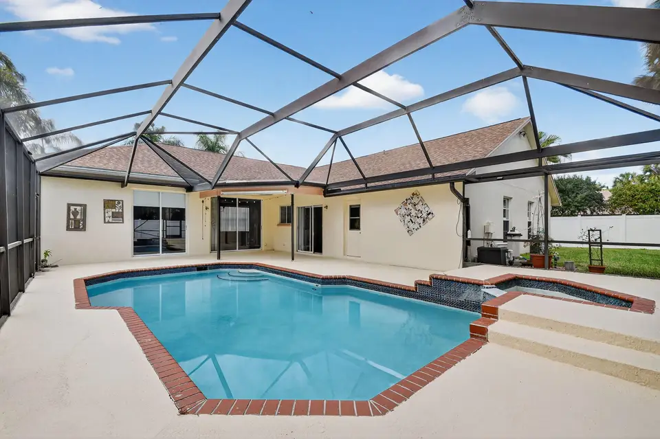 3747 Woods Walk Boulevard, Lake Worth, FL 33467