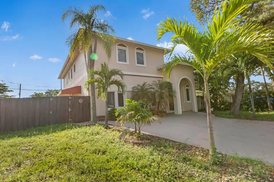 4500 SW 25th Terrace, Dania Beach, FL 33312