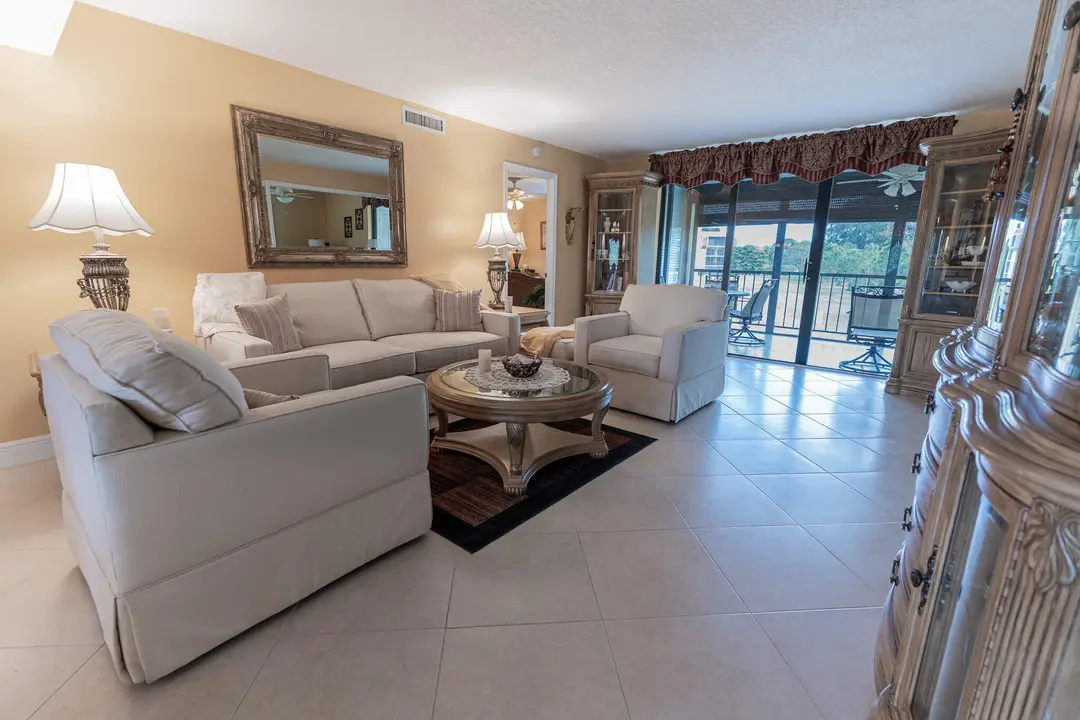 5390 Woodland Lakes Drive 201, Palm Beach Gardens, FL 33418