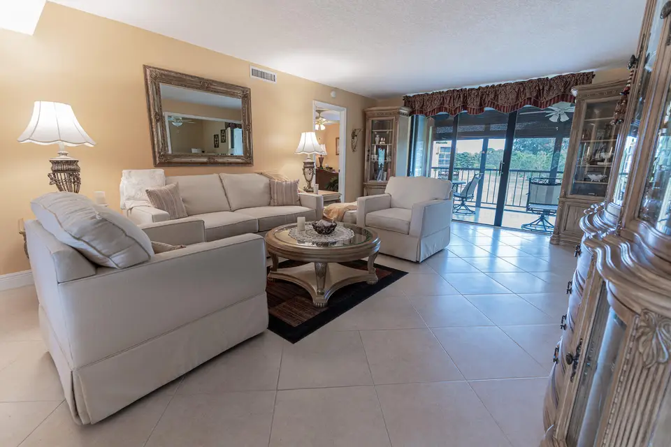 5390 Woodland Lakes Drive 201, Palm Beach Gardens, FL 33418